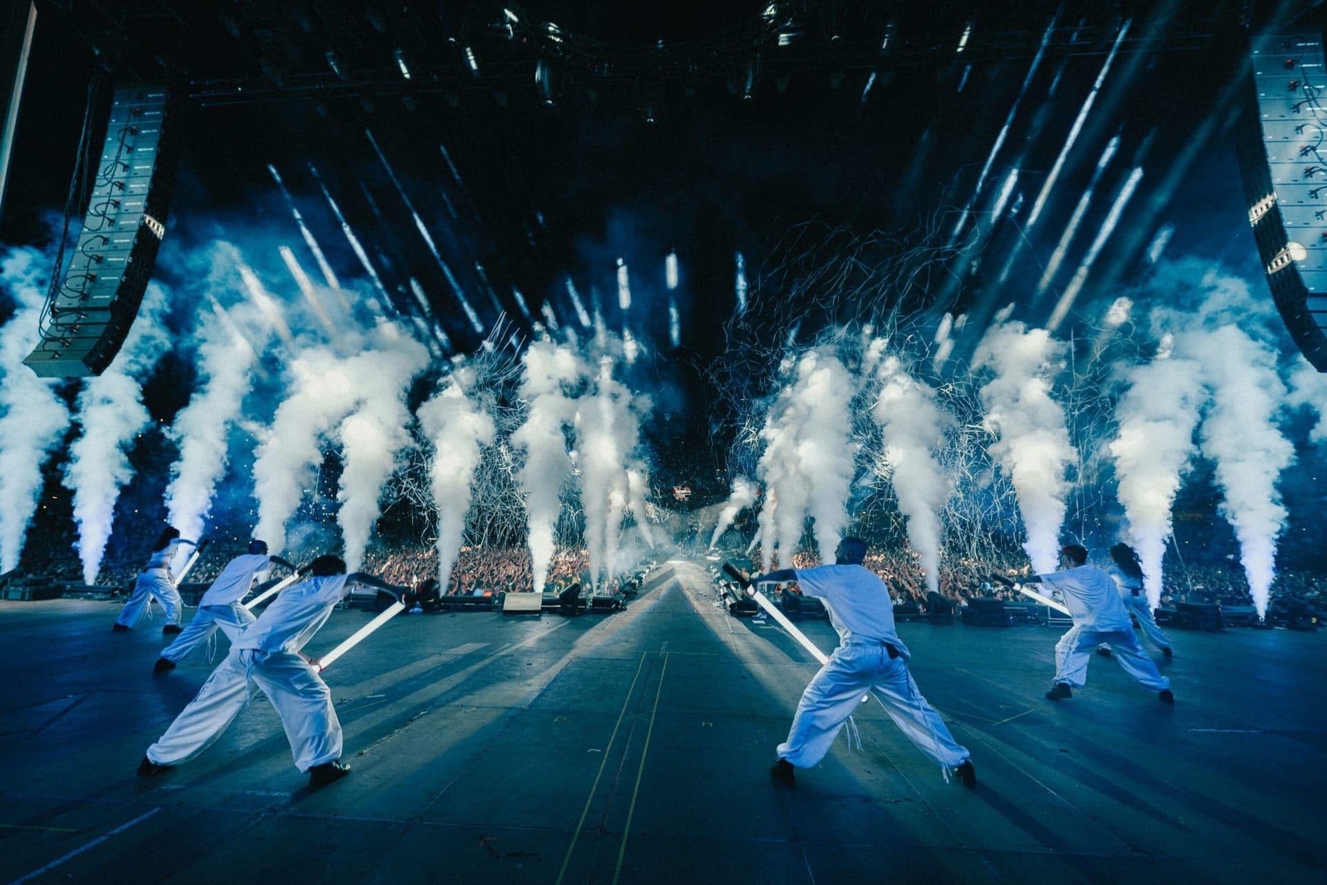 Ellie Goulding Pushes Through Pyro Mishap During Live Performance