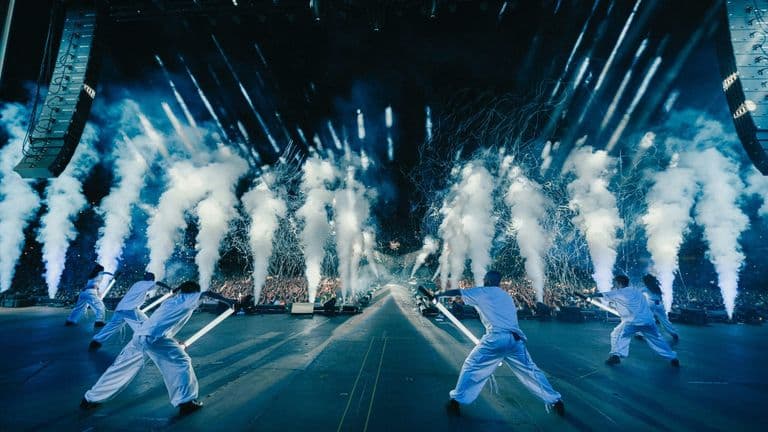 Ellie Goulding Pushes Through Pyro Mishap During Live Performance