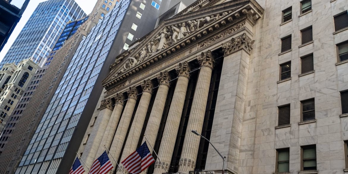 Wall Street Posts Mixed Close Amid Acquisition Buzz, Despite Shutdown Headwinds
