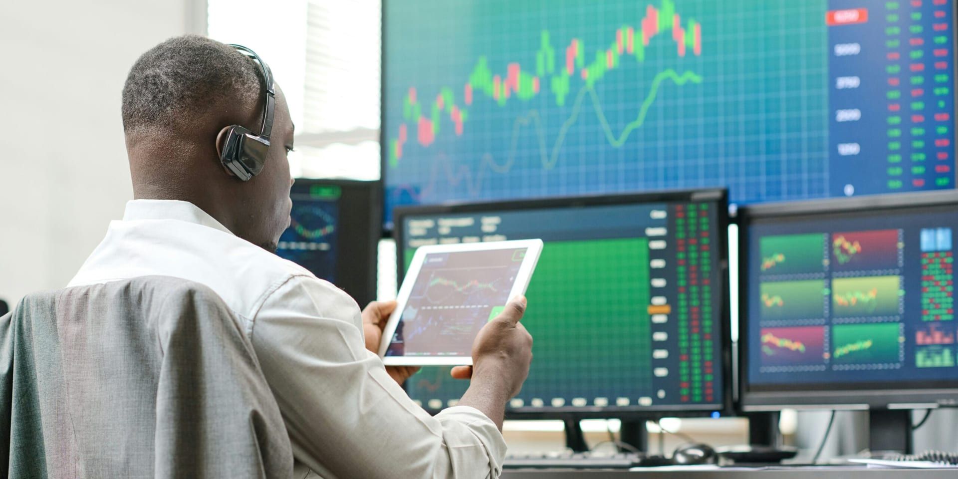 U.S. Stock Market Reaches Record Highs Amid Economic Optimism