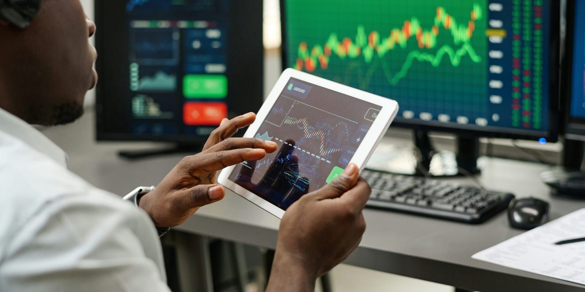 US Stocks Soar as AI Earnings Drive Mega-Cap Tech Momentum