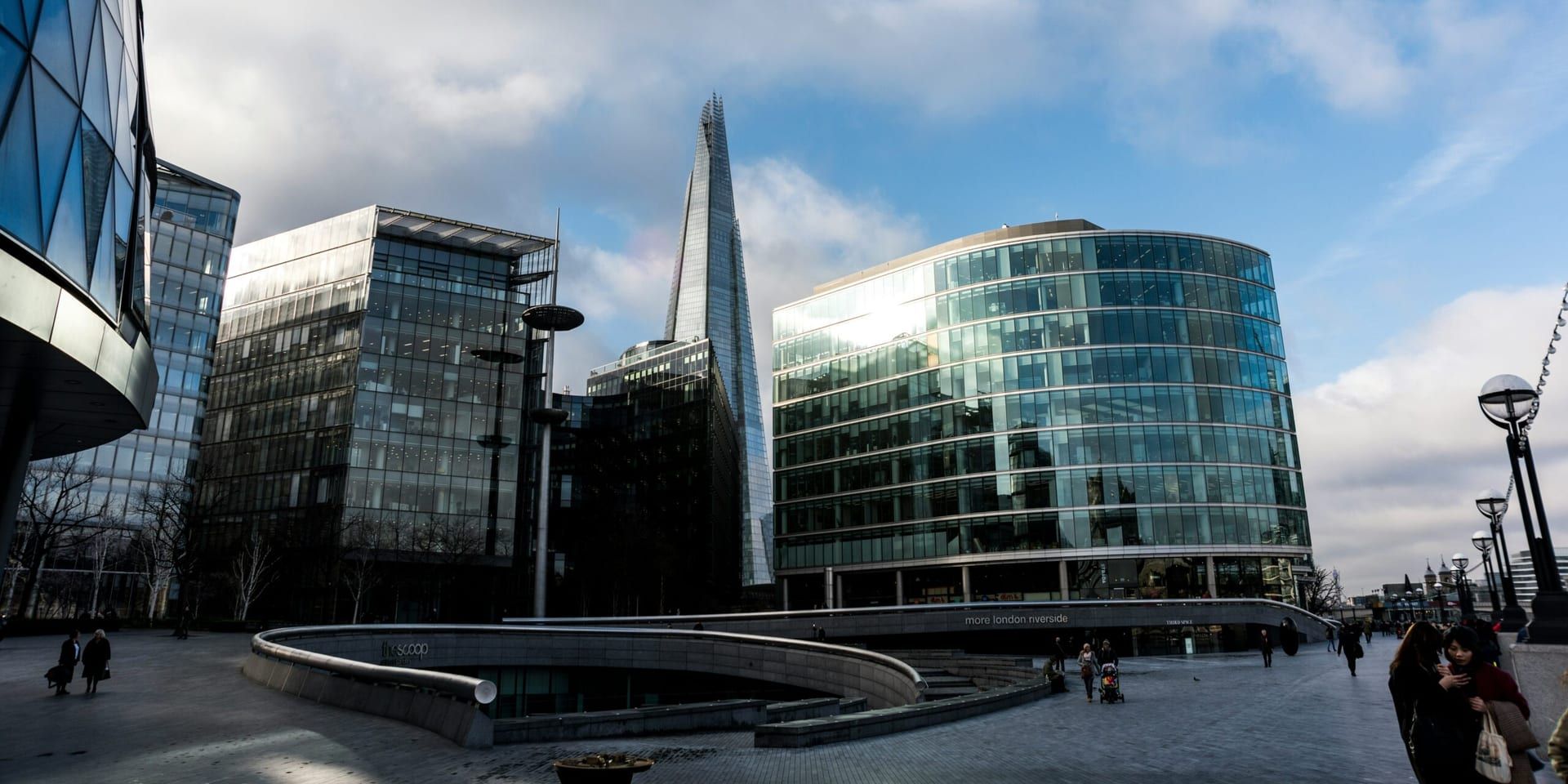 Oracle’s Stock Soars as AI Cloud Contracts Push Company Toward $1 Trillion Valuation
